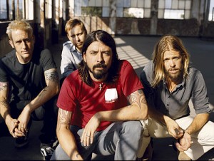 dave-grohl-en-el-estudio-con-el-bajista-de-nirvana--krist-novoselic-y-el-productor-de--nevermind-butch-vig