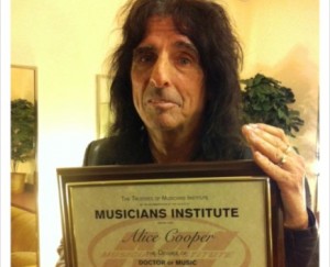 alice-cooper-recibe-doctorado-honorario-
