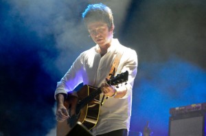 noel-gallagher--liam-y-yo-nunca-compartiremos-cartel