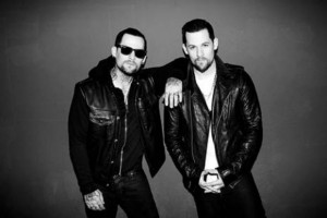 joel-y-benji-madden-de-good-charlotte-forman-nueva-banda