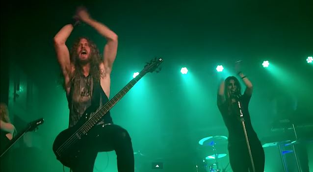 El bajista de Delain a punto de perder un testículo el-bajista-de-delain-a-punto-de-perder-un-testculo-