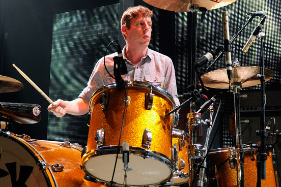 Patrick Carney, baterista de The Black Keys se dislocó el hombre en un accidente de nado. patrick-carney-baterista-de-the-black-keys-se-disloc-el-hombre-en-un-accidente-de-nado