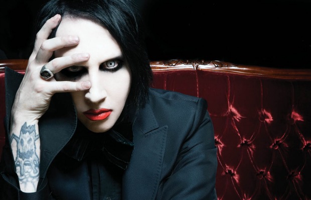 ve-aqu-a--marilyn-manson-interpretar-the-beautiful-people-con-una-banda-de-secundaria