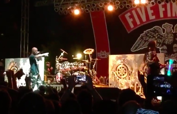 Disponible en video el vergonzoso pleito en el escenario de Five Finger Death Punch. disponible-en-video-el-vergonzoso-pleito-en-el-escenario-de-five-finger-death-punch