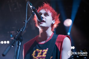 Michael Clifford de 5 Seconds of Summer se quema el cabello durante su presentación en Londres. noticias sin-categoria michael-clifford-de-5-seconds-of-summer-se-quema-el-cabello-durante-su-presentacin-en-londres-noticias-sin-categoria