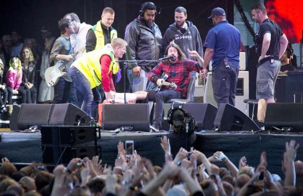 Dave Grohl se fracturó la pierna y siguió tocando noticias dave-grohl-se-fractur-la-pierna-y-sigui-tocando-noticias