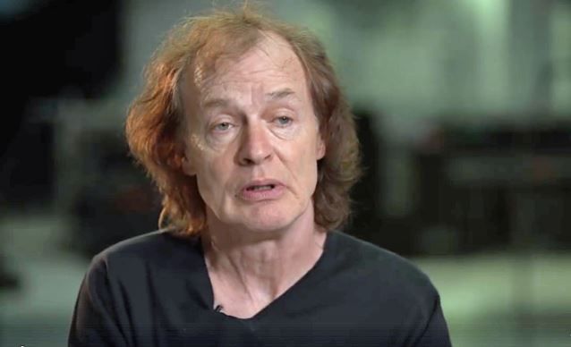 angus-young-niega-que-brian-johnson-haya-sido-despedido-noticias-sin-categoria
