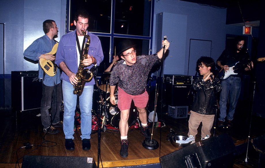 peter-dinklage-de-game-of-thrones-fue-vocalista-de-una-banda-punk-noticias-sin-categoria