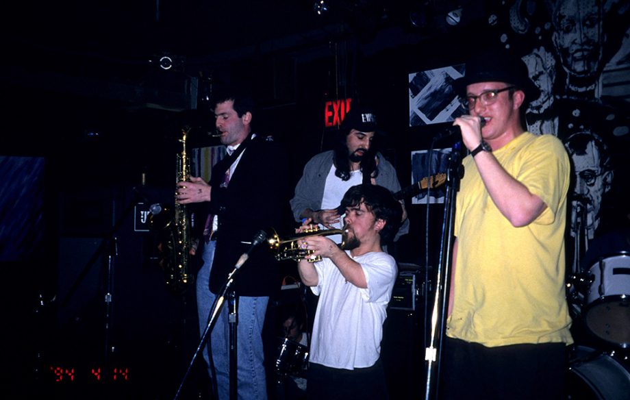 peter-dinklage-de-game-of-thrones-fue-vocalista-de-una-banda-punk-noticias-sin-categoria