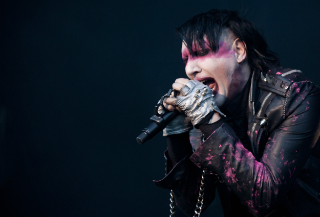 marilyn-manson-con-armas-y-monjas-en-el-video-we-know-where-you-fucking-live-noticias-sin-categoria