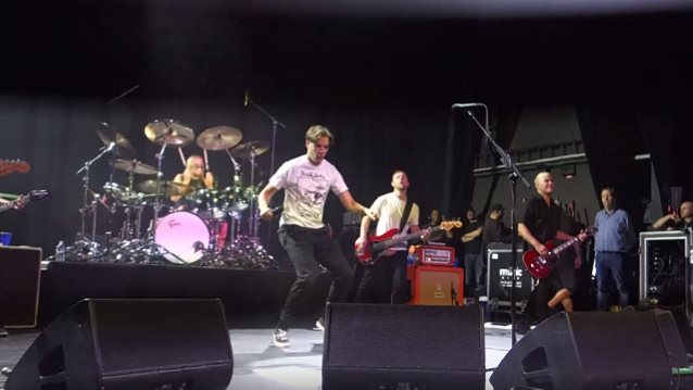 foo-fighters-y-the-hives-juntos-tocando-acdc-noticias-sin-categoria