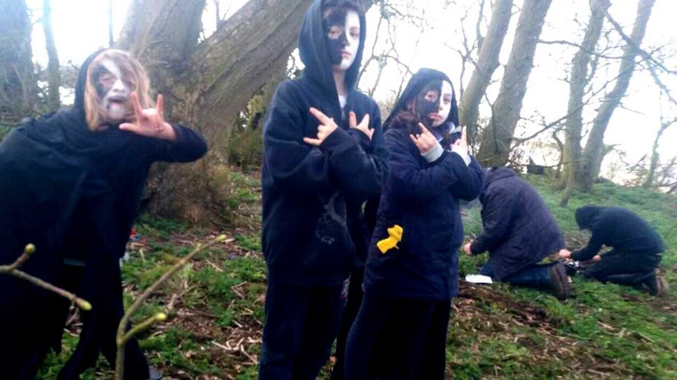 confunden-a-campistas-heavymetaleros-con-miembros-de-un-culto-suicida-noticias-sin-categoria