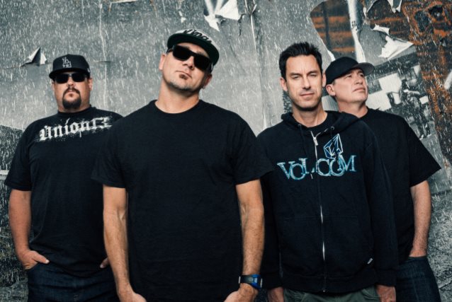 pennywise-lanza-dos-tracks-never-gonna-die-y-wont-give-up-a-fight-noticias-sin-categoria