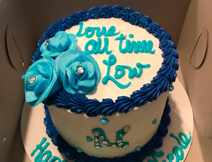 all-time-low-estrena-su-nueva-cancin-en-un-pastel-de-cumpleaos-noticias-sin-categoria