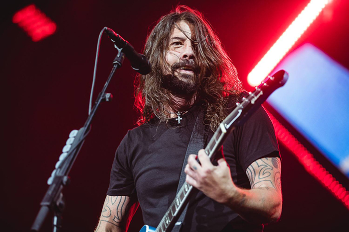 dave-grohl-vuelve-a-caer-en-el-escenario-o-eso-pensaban-en-suecia-noticias-sin-categoria