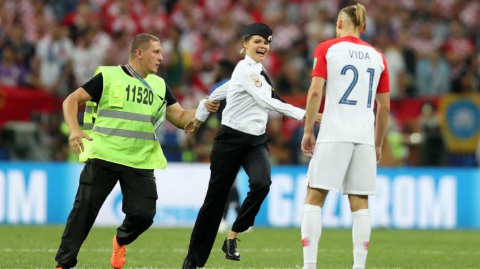 pussy-riot-enfrenta-cargos-administrativos-tras-su-invasin-a-la-cancha-en-la-final-de-rusia-2018-noticias-sin-categoria