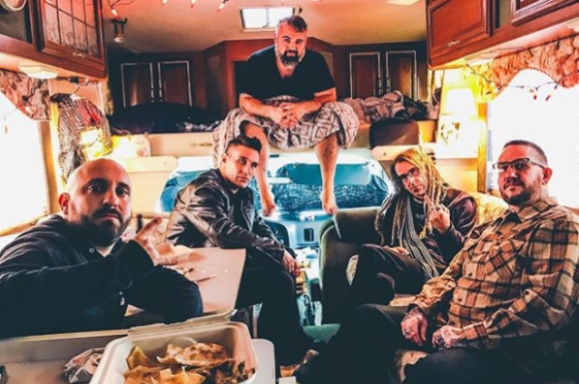 randy-blythe-lamb-of-god-javier-reyes-animals-as-leaders-y-lorenzo-antonucci-sworn-enemy-se-unen-en-over-it-all-noticias-sin-categoria