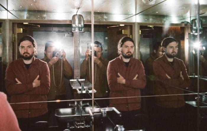 “Silk And Leather”, el primer sencillo del proyecto entre Matt Helders (Arctic Monkeys) y Joe Carnall noticias sin-categoria silk-and-leather-el-primer-sencillo-del-proyecto-entre-matt-helders-arctic-monkeys-y-joe-carnall-noticias-sin-categoria