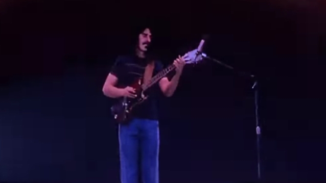 as-es-como-luce-el-holograma-de-frank-zappa-noticias-sin-categoria