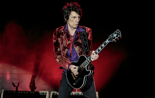 ronnie-wood-de-rolling-stones-presenta-ronnie-wood-somebody-up-there-likes-me--cine-tv-noticias-sin-categoria