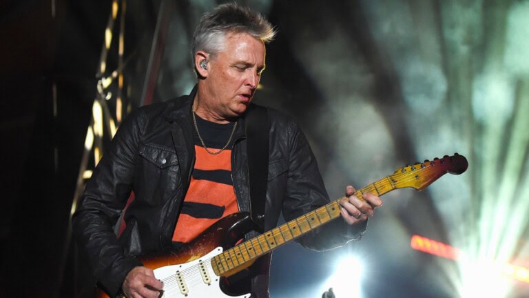 ay-el-guitarrista-de-pearl-jam-se-cay-del-escenario--solo-continu-a-pesar-del-accidente-noticias-sin-categoria