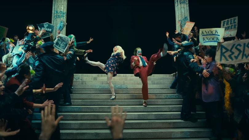joker-2-guasn-2-folie--deux--no-es-totalmente-un-musical-pero-escuchar-a-joaquin-phoenix-cantar-puede-ser-una-tortura-cine-cine-tv-noticias-sin-categoria