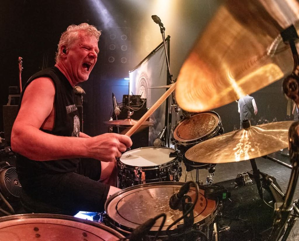 iron-maiden-anuncia-a-simon-dawson-como-nuevo-baterista-y-su-prxima-gira-de-50-aniversario-noticias-sin-categoria