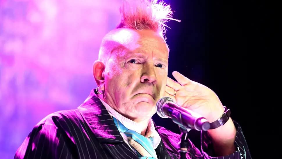 john-lydon-furioso-con-la-reunin-de-los-sex-pistols-sin-l-estn-tratando-de-hacer-un-karaoke-barato-noticias-sin-categoria