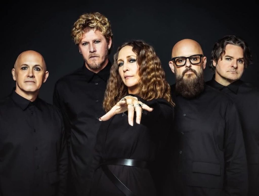 vera-farmiga-estrella-de-the-conjuring-anuncia-su-lbum-debut-con-su-banda-de-metal-the-yagas-noticias-sin-categoria