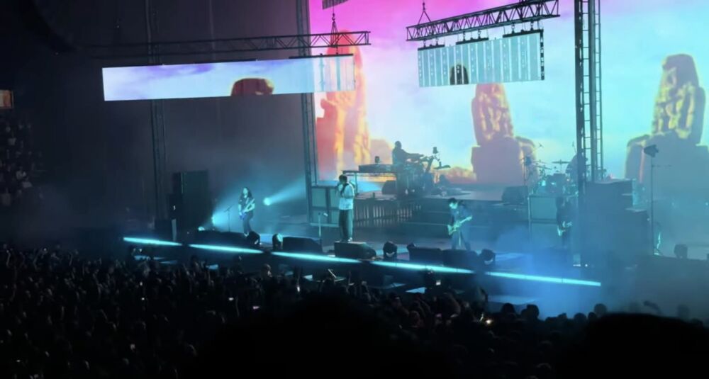 chino-moreno-de-deftones-se-cae-mientras-interpretaba-irnicamente-hole-in-the-earth-noticias-sin-categoria
